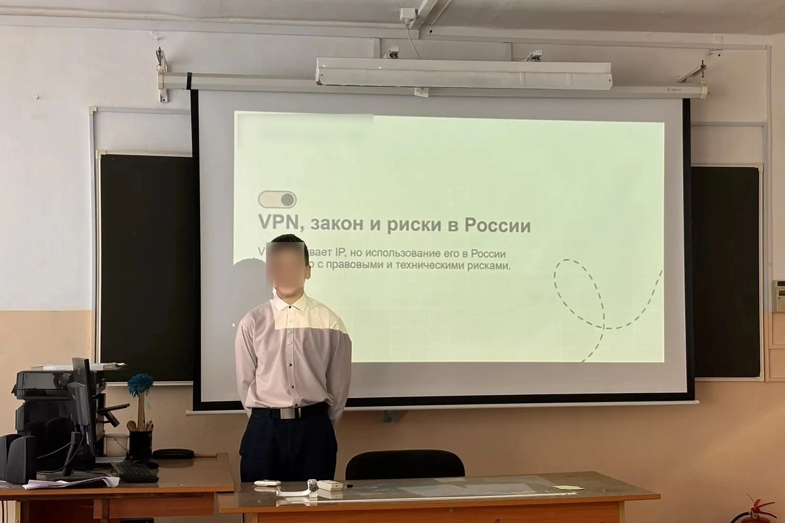 В учебных заведениях разных регионов России начали систематически проводить занятия по цифровой безопасности, на которых школьникам рассказывают о рисках использования VPN, утечке персональных данных и возможных правовых последствиях онлайн-активности.
