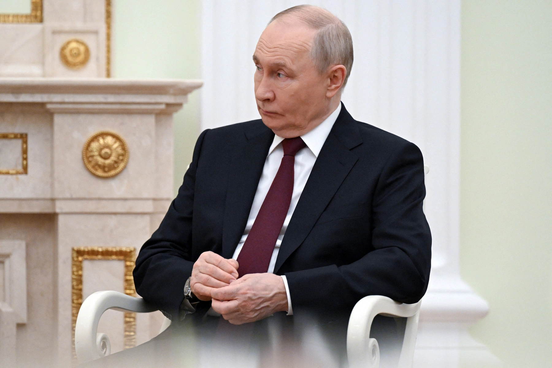 Мониторинг активности анонимных аккаунтов во «ВКонтакте» показал: сотни провластных ботов объясняют многонедельное падение рейтинга Владимира Путина «сезонной динамикой», сравнивают его показатели с рейтингами западных лидеров и одновременно защищают непопулярные ограничения интернета перед выборами в Госдуму.