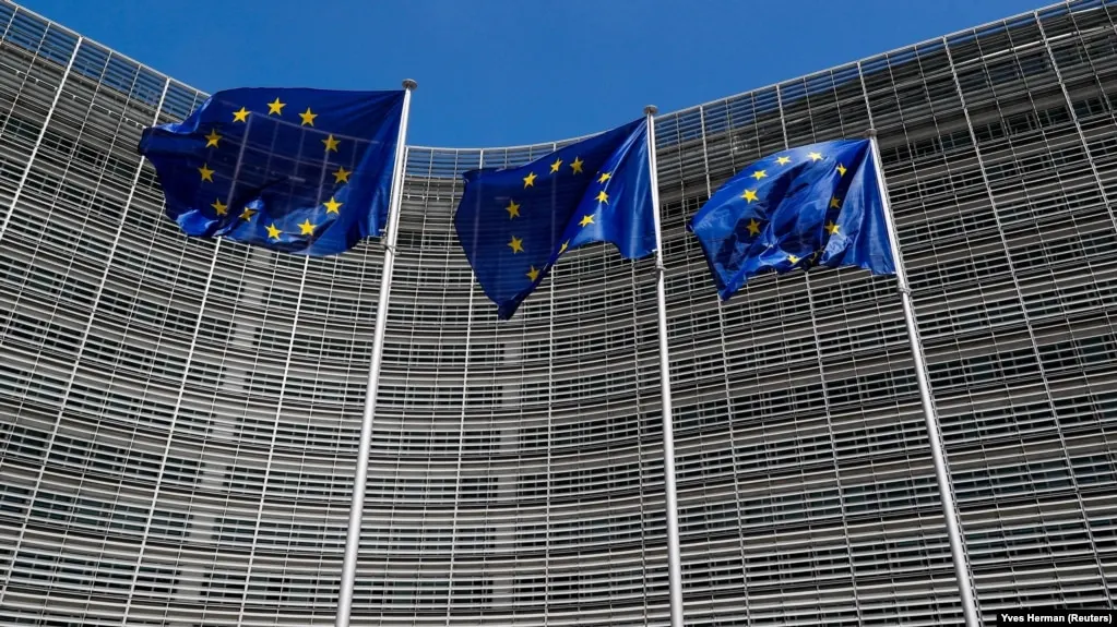 Совет ЕС включил в санкционный список медиаплатформу Euromore и Фонд поддержки и защиты прав соотечественников за рубежом, посчитав их инструментами российской пропаганды и информационных манипуляций.