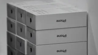 У крупных продавцов в России накопились избыточные запасы дорогих смартфонов Apple и Samsung. Из‑за падения спроса ритейлеры вынуждены существенно снижать цены и распродавать технику с крупными скидками.