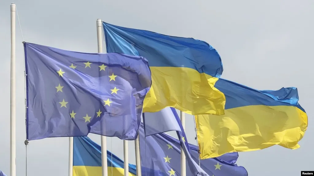 Евросоюз единогласно согласовал изменения в бюджете для кредита Украине на 90 млрд евро и введения 20-го пакета санкций против России. Средства пойдут на поддержку армии, оборонной промышленности и населения Украины.