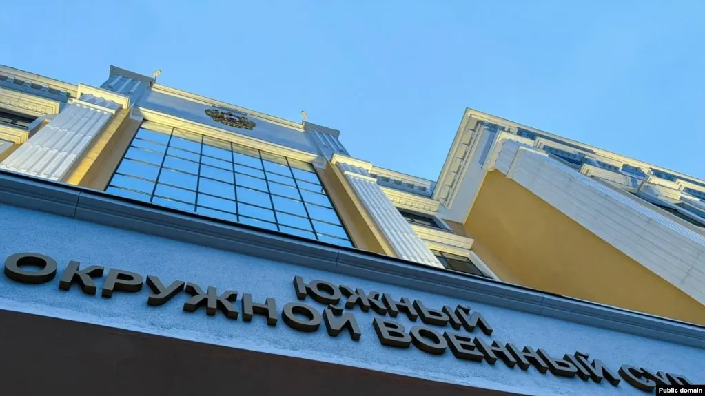 Южный окружной военный суд приговорил трёх молодых людей к срокам от восьми до десяти лет лишения свободы по делу о подготовке поджога военкоматов в Ростове-на-Дону. Осуждённые будут отбывать наказание в колонии строгого режима, первые три года — в тюрьме.