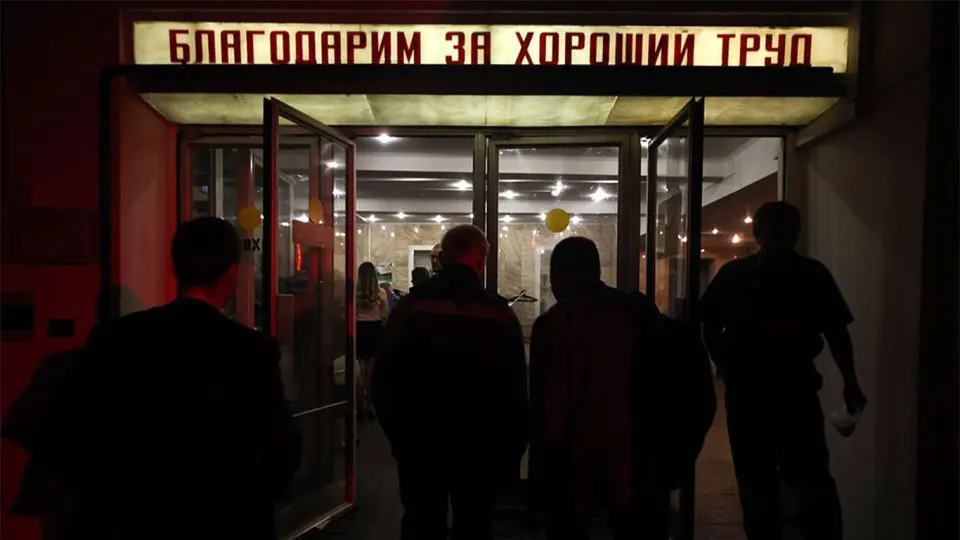 По данным Роструда, к увольнению рекомендовано свыше 105 тысяч сотрудников бюджетной сферы. Больше всего сокращений ожидается в Москве и ряде регионов, что связывают с рекордным дефицитом федерального и региональных бюджетов, а также курсом на повышение продуктивности труда и цифровизацию.