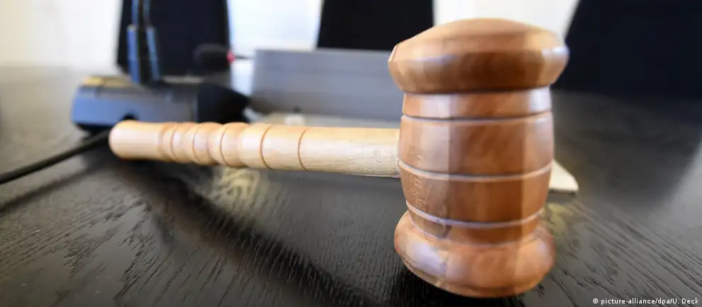Советский районный суд Воронежа приговорил 24‑летнего мужчину к году исправительных работ за фотографию, на которой следствие усмотрело символику несуществующего «Международного движения сатанизма». Основанием послужил рапорт сотрудника Центра «Э».