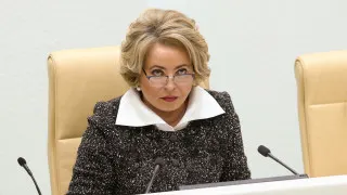 Спикер Совета Федерации Валентина Матвиенко назвала «обезлюдивание территорий» стратегической угрозой и предложила рецепт спасения демографии: переселение из мегаполисов в индивидуальные дома, создание больших семей и массовую высадку цветов во дворах на фоне исторического падения рождаемости.