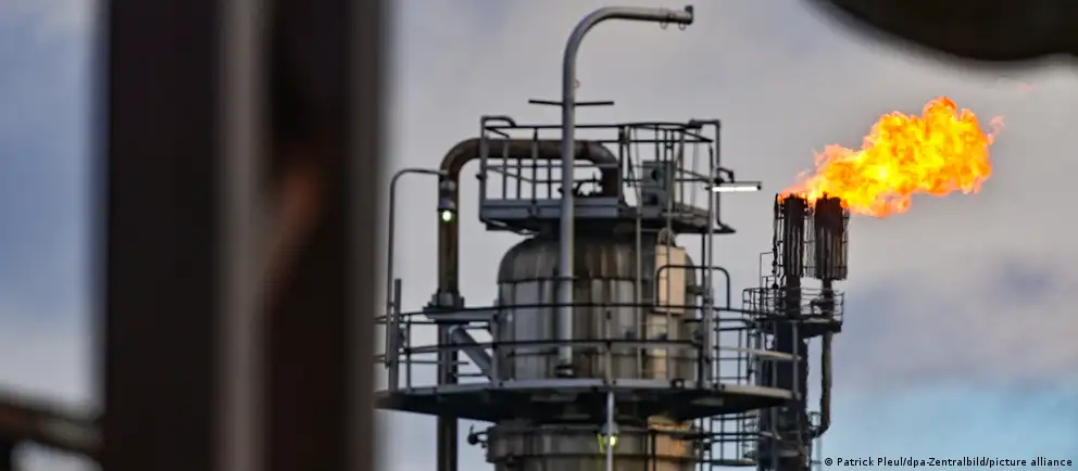 С мая 2026 года Россия прекращает транзит казахстанской нефти по трубопроводу «Дружба». Узнаем, как это повлияет на НПЗ в Шведте и рынок топлива в Германии, и какие мотивы называют эксперты.