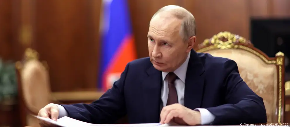 Президент России утвердил поправки в антикоррупционное законодательство: контроль за сделками до вступления в должность и добрачными доходами супругов чиновников будет снят, а декларирование сократят до суммарного дохода семьи.