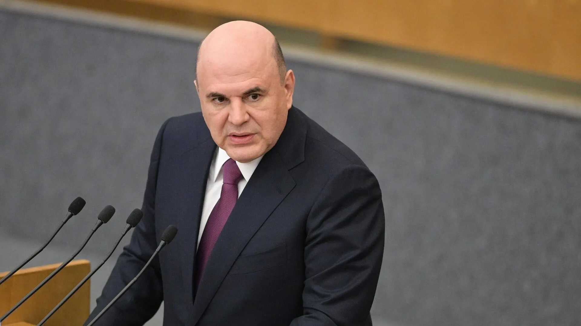 Ассоциация компаний электронной торговли выступила против одномоментного введения полного НДС на импортные товары и поддержала идею поэтапного повышения нагрузки, опасаясь ухода покупателей в «серые» каналы и падения выручки российских продавцов.