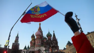 На фоне замедления экономики, падения спроса и повышения налогов в России стремительно растет просроченная задолженность бизнеса перед поставщиками и контрагентами: ее объем превысил 8,2 трлн рублей, что составляет почти 4% ВВП.