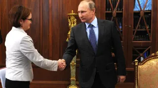 С начала 2026 года Банк России реализовал свыше 21 тонны золота, чтобы профинансировать растущий дефицит бюджета на фоне слабых нефтегазовых поступлений, одновременно поддерживая диверсификацию международных резервов и реагируя на мировую ценовую конъюнктуру на драгметаллы.