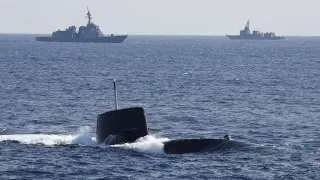 Правительство Японии радикально ослабило ограничения на экспорт летального оружия, открыв путь к продаже ракет, боевых кораблей, подлодок и самолетов за рубеж. Поставки по‑прежнему формально запрещены в зоны боевых действий, однако в отдельных случаях, ради национальной безопасности, Токио допускает возможность экспорта даже таким странам, как Украина.