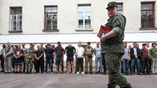 Минобороны РФ подготовило поправки, позволяющие проводить проверку военнослужащих на алкоголь прямо в части с использованием экспресс‑тестов, без обязательной доставки в медучреждение. Инициатива связана с трудностями проверки в условиях боевых действий и сообщениями о наборе в армию людей с алкогольной зависимостью.