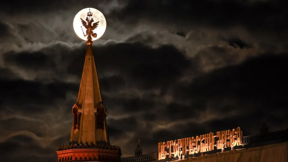 По итогам 2025 года военные расходы РФ составили $190 млрд — рост на 5,9% к 2024 году и почти вдвое по сравнению с довоенным уровнем; доля оборонных трат в бюджете достигла рекордных значений.