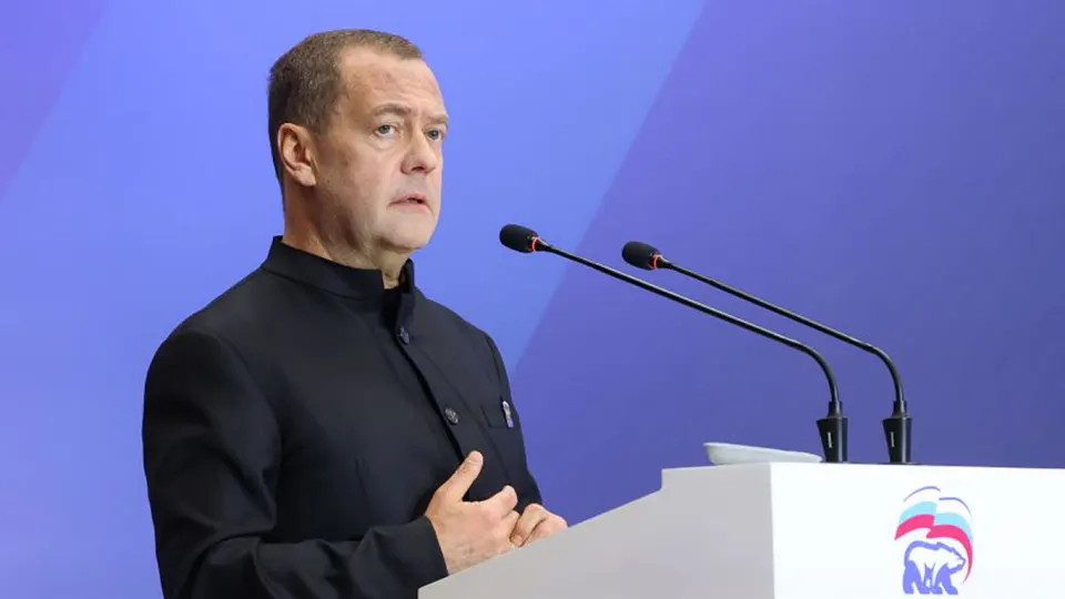 Заместитель председателя Совета безопасности Дмитрий Медведев заявил о реальной угрозе ядерной катастрофы и подчеркнул необходимость готовности России на фоне истечения СНВ‑III и обострения международной обстановки.