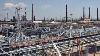 Из‑за атак дронов приостановлена переработка нефти на Новокуйбышевском и Туапсинском НПЗ, ранее под удары также попали заводы в Нижегородской, Саратовской и Ленинградской областях.