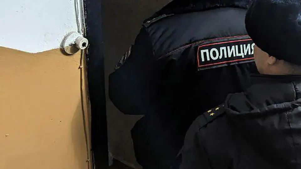 Двое молодых людей, один из которых — несовершеннолетний, задержаны после того, как на дверях квартир трёх сотрудников Роскомнадзора были найдены молотки со следами коричневой жидкости. По делу возбуждено уголовное преследование по статье «хулиганство». Событие происходит на фоне масштабной блокировки Telegram и всплеска скачиваний VPN.