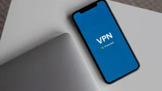 Российские мобильные операторы заявили, что не успевают к 1 мая технически подготовить биллинговые системы для взимания платы за международный трафик сверх 15 ГБ, который затрагивает пользователей VPN. Они рассчитывают на перенос сроков до осени, тогда как Минцифры ранее потребовало начать взимать доплату уже с мая в рамках борьбы с VPN-сервисами.