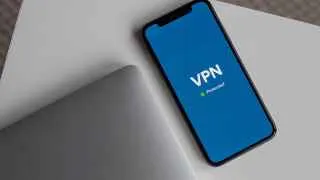 Игроки рынка VPN предупреждают о скором запрете оплаты таких сервисов с российских банковских карт и усилении давления на серверную инфраструктуру по «антифрод»-законам.