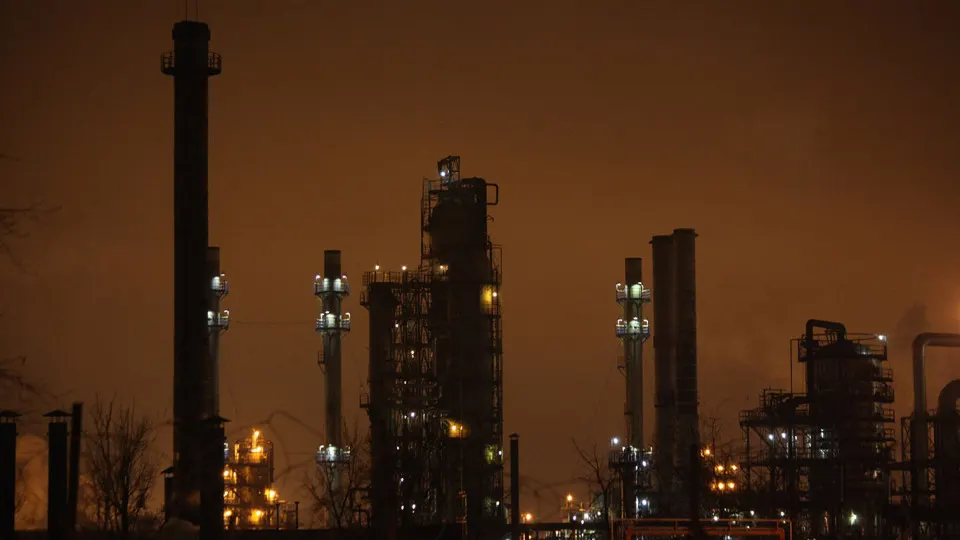 Атаки украинских беспилотников и ракет затронули большинство крупных нефтеперерабатывающих предприятий России: многие заводы приостановили работу, переработка нефти заметно упала.