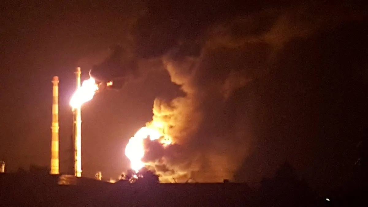 После удара беспилотников на НПЗ NORSI в Нижегородской области была остановлена установка первичной переработки CDU-6; ряд заводов в центральной России сократил или приостановил работу.