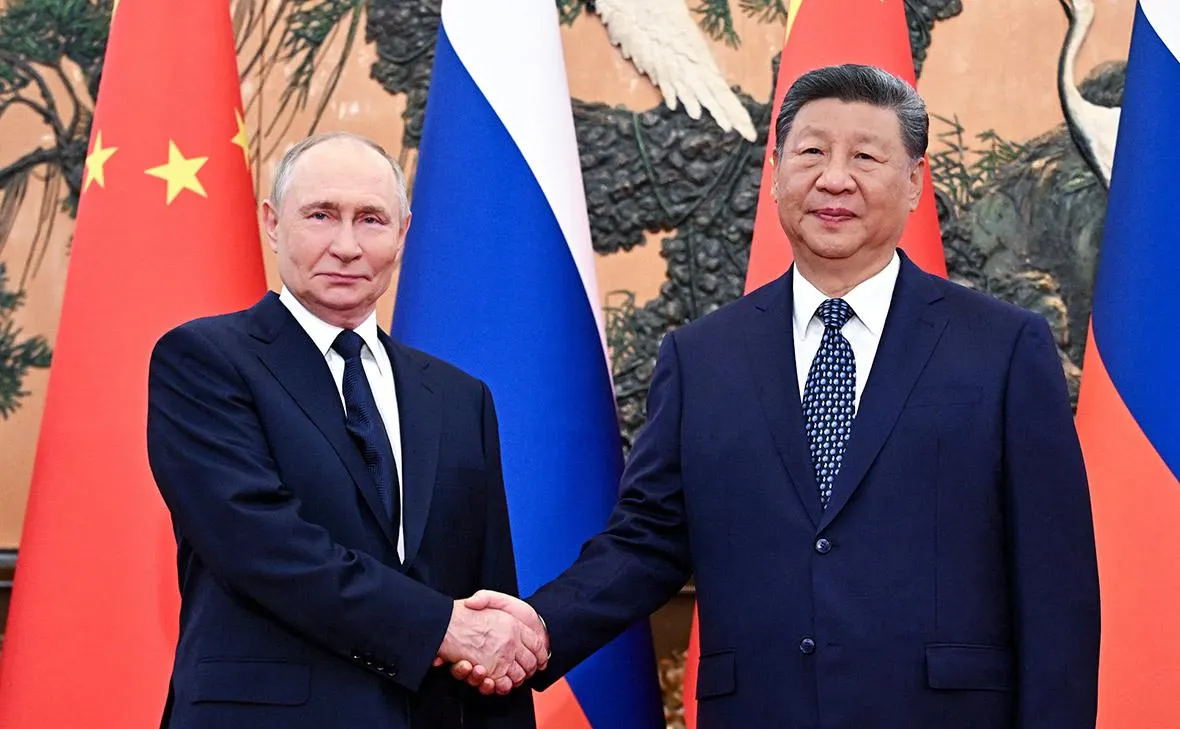 По данным китайских изданий, визит президента России запланирован на 20 мая. Ожидается рабочая программа без парадов и торжественных встреч — это первый случай, когда Китай принимает лидеров США и России в одном месяце вне многосторонних форумов.