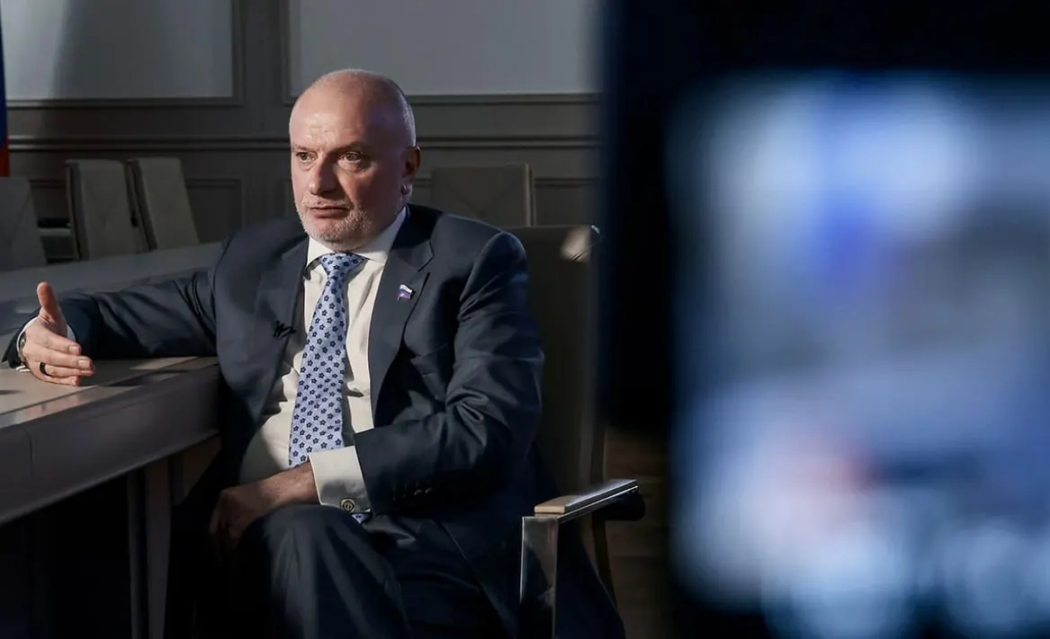 Глава комитета Совфеда заявил, что принятый закон позволит привлекать к административной ответственности уехавших из страны лиц и обеспечит неотвратимость наказания, при этом их права будут соблюдаться.
