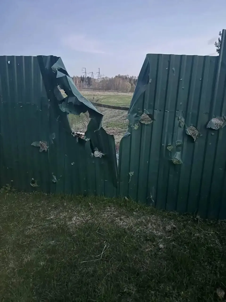 После ударов беспилотников в Подмосковье погиб 77‑летний мужчина; власти отчитались о сотнях сбитых дронов, в Приморске возникал пожар, в Петербурге наблюдались перебои с интернетом и задержки рейсов.