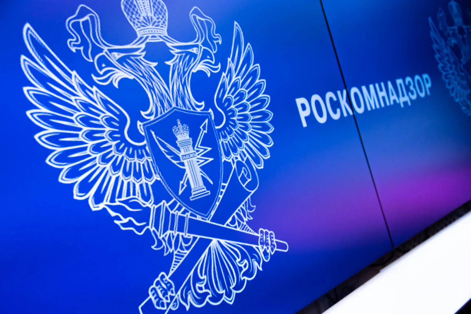 С декабря 2025 года против крупных иностранных издателей и студий возбуждено несколько административных дел по статье 13.11 КоАП — обвинения связаны с хранением и обработкой персональных данных россиян за пределами России; часть компаний уже получила штрафы.