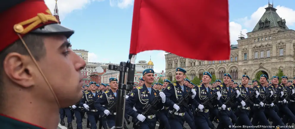 В нескольких регионах России отменили или сократили мероприятия в День Победы. Власти ссылаются на угрозы безопасности и оперативную обстановку; эксперты видят и другие причины — от потребностей фронта до политической стратегии.