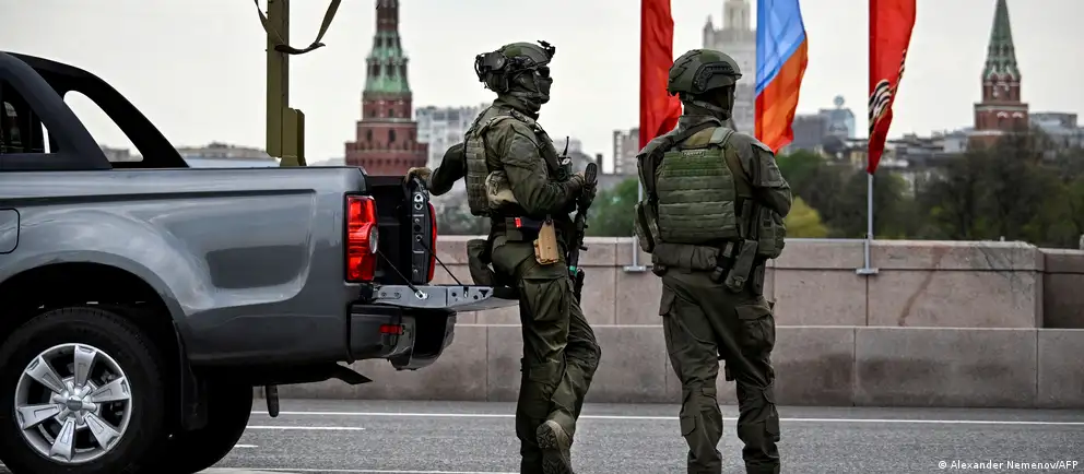 Власти отозвали приглашения зарубежным корреспондентам на парад на Красной площади. Торжества пройдут в сокращённом формате из‑за «текущей оперативной обстановки» и угроз; в ряде регионов отменили парады и салюты.