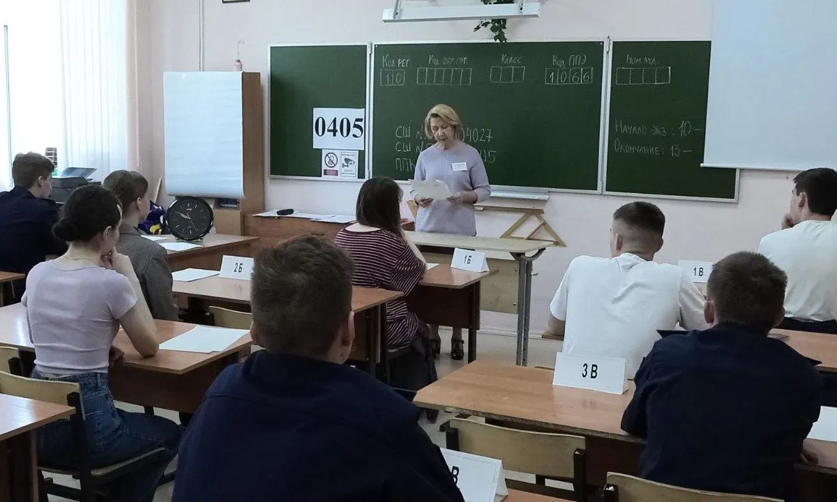 Рособрнадзор рекомендовал запрещать досмотры участников ЕГЭ и прямые прикосновения к их вещам; при срабатывании металлоискателя предлагают добровольно предъявить предмет.