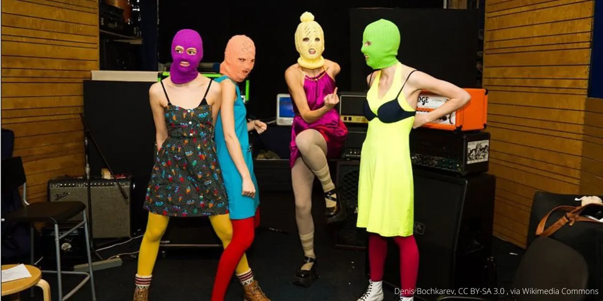 Росфинмониторинг обновил список и внёс в него музыкальный коллектив Pussy Riot. Ранее суды в Москве признали группу «экстремистской», а участницам по делу о «фейках о ВС РФ» дали в целом сроки от 8 до 13 лет.