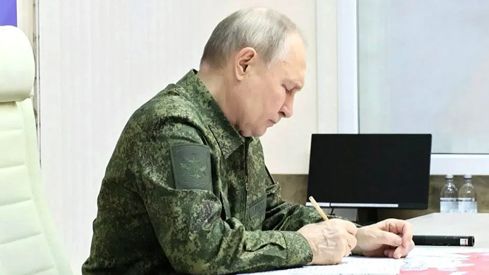 Европейские службы отмечают: новые законы и успехи украинских дронов дают Москве повод для провокаций у границ НАТО. Вариант с ограниченной приграничной операцией по мотиву «защиты русскоязычных» рассматривают как реальную угрозу в ближайшие месяцы.