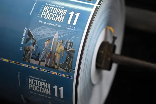 Документ предлагает единую систему исторического просвещения в школах и внешкольных площадках, ориентированную на «Россия‑центричность», с привлечением музеев, библиотек, добровольцев и ветеранов, в том числе участников СВО.