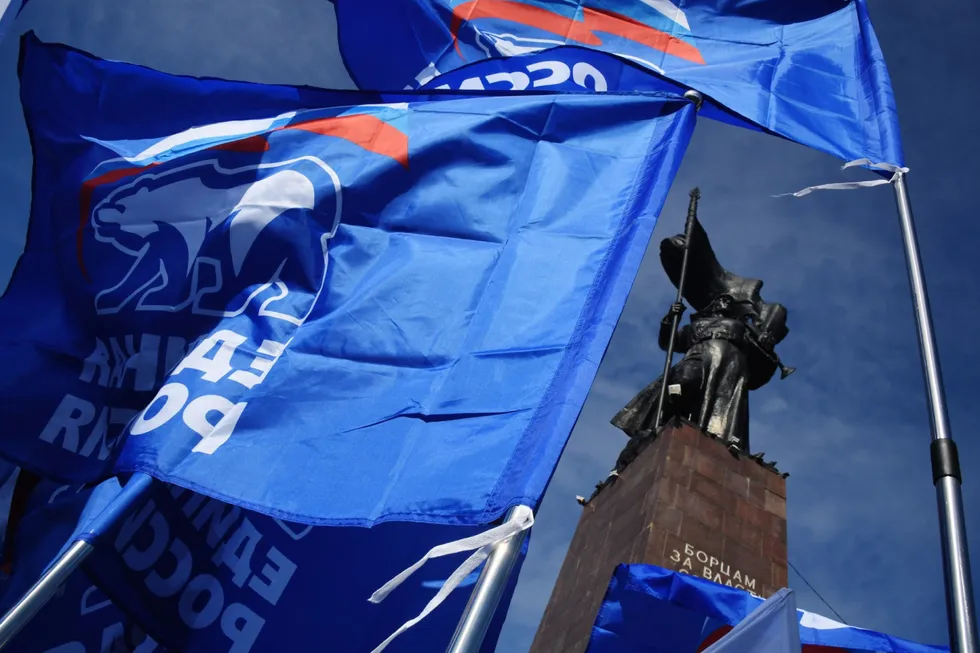 На всероссийском электоральном форуме в Москве чиновники и аналитики обсуждали стратегию на сентябрьские выборы: предложение снизить число партий до примерно десяти, прогнозы для «Единой России», практику многодневного и электронного голосования и возможные объяснения низкой явки.