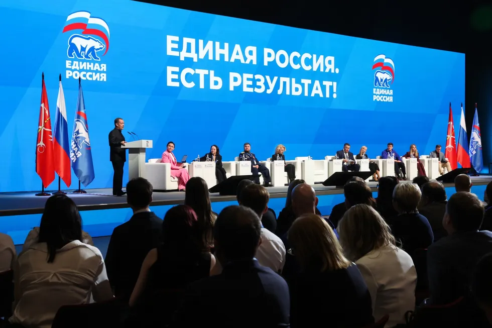 Администрация президента поручила государственным и лояльным СМИ избегать слова «запрет» в заголовках и материалах, предлагая заменять его нейтральными формулировками и акцентировать позитивные инициативы единороссов.