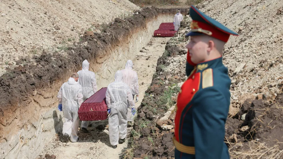 Анализ поимённых списков, реестра наследственных дел и судебной статистики показывает, что к концу 2025 года число погибших российских военнослужащих составляет не менее 352 тысяч человек — в оценку включены и судебно признанные погибшие.