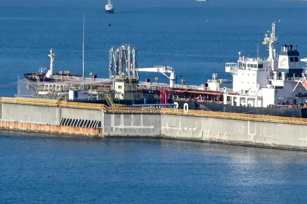 Антон Силуанов направил в правительство просьбу снизить расходы по всем статьям бюджета на 2026 год, за исключением военных трат. В документе указаны возможные сокращения на 2,9 трлн руб., а при неблагоприятном сценарии — до 7,1 трлн руб. к 2028 году.