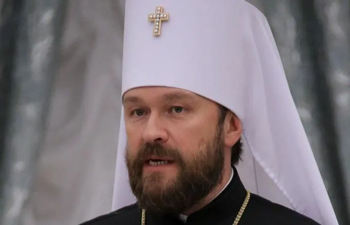 Митрополит и его оператор отпущены из-под стражи без предъявления обвинений, хотя экспертиза подтвердила наличие запрещённого вещества в багаже. Расследование продолжается; защита заявляет о нарушениях при задержании.