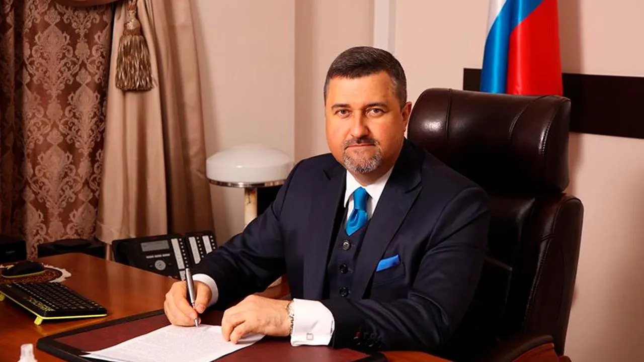 Федор Щукин, ранее председатель Верховного суда Дагестана, назначен временно исполняющим обязанности главы республики. Главу кабмина временно возложили на Магомеда Рамазанова, который до назначения работал в аппарате полпреда и ранее упоминался журналистами как бывший сотрудник ФСБ.