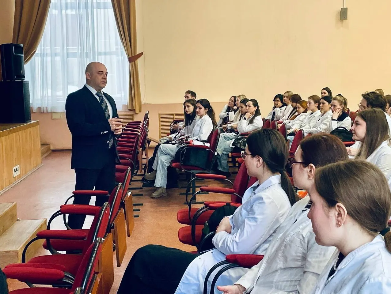 Министр здравоохранения Удмуртии признал, что новый закон об обязательной трёхлетней отработке вызывает множество вопросов у студентов-медиков. Закон вводит целевые договоры для ординаторов-бюджетников, оплату во время отработки, а также штрафы и перевод на платное обучение при отказе.