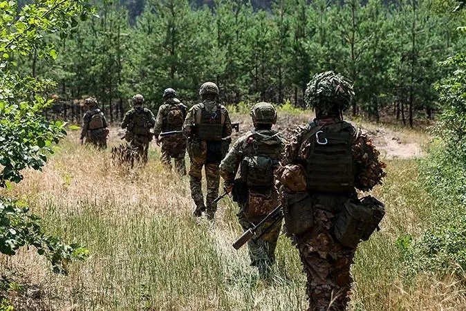 Минфин предупреждает о риске значительного перерасхода на военные нужды, что может потребовать заморозки части бюджетных расходов и приведёт к росту дефицита.