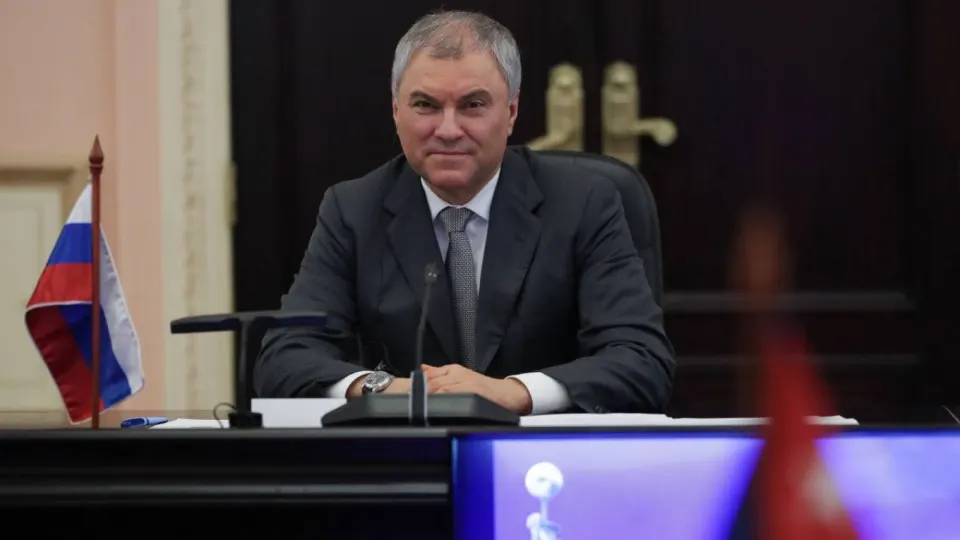 Председатель Госдумы предупредил, что удары по гражданским объектам с использованием зарубежных систем наблюдения и вооружений могут привести к ответным мерам с применением оружия, «которое не оставит следа». Поводом стали удары по оккупированному Старобельску и последующие боевые действия.