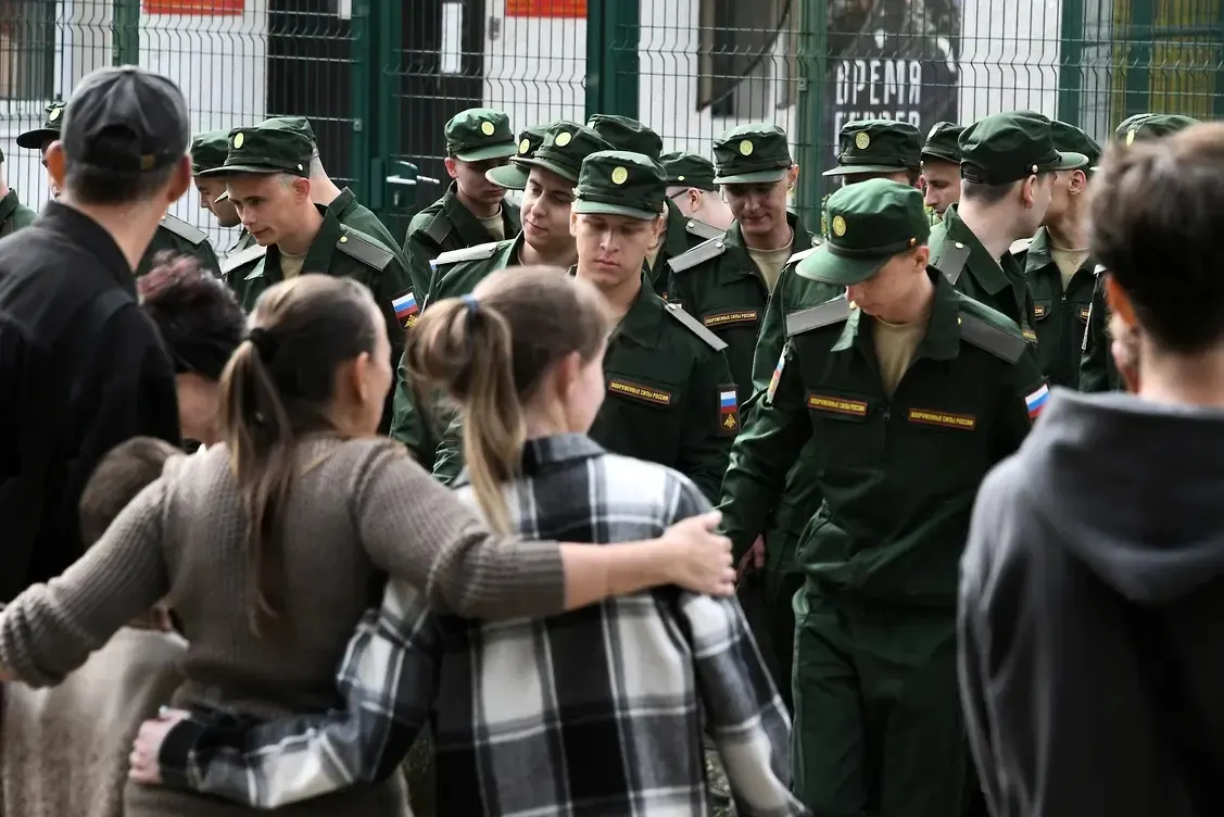 Группа из более 450 женщин оспаривает в судах поправки, которые лишают права на пособия гражданских супруг, если у пары не было общего несовершеннолетнего ребёнка. Первый иск уже направлен в Верховный суд РФ.