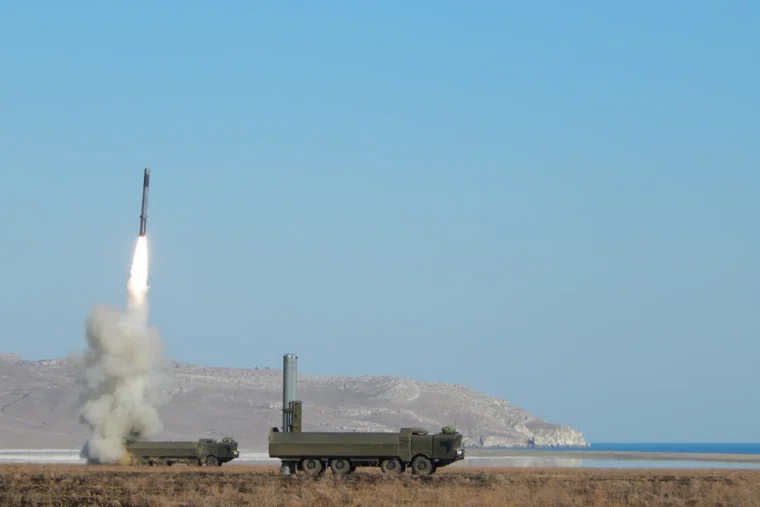 Минобороны сообщило о массированном ударе баллистическими, аэробаллистическими, гиперзвуковыми и крылатыми ракетами, а также ударными беспилотными летательными аппаратами — по утверждению ведомства, это ответ на террористические атаки Украины. Отмечено третье известное применение «Орешника».