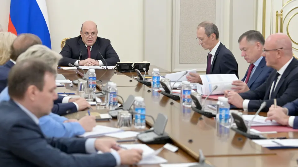 Кабмин согласовал с крупнейшими нефтекомпаниями меры по стабилизации внутреннего рынка: рекомендации по объёмам производства и отгрузкам, ограничение роста цен на АЗС и приоритет поставок на внутренний рынок. Решение принято на фоне серии атак беспилотников и падения переработки до минимума с 2009 года.