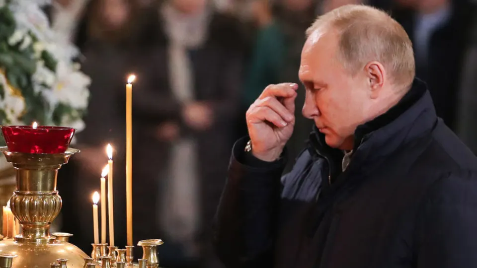 Спутниковые снимки фиксируют наращивание позиций противовоздушной обороны вокруг столицы, в том числе установки ЗРПК «Панцирь‑С1». Новые площадки появились рядом с жилыми пунктами и аэропортами. На фоне угроз беспилотников также ужесточены меры безопасности для главы государства.