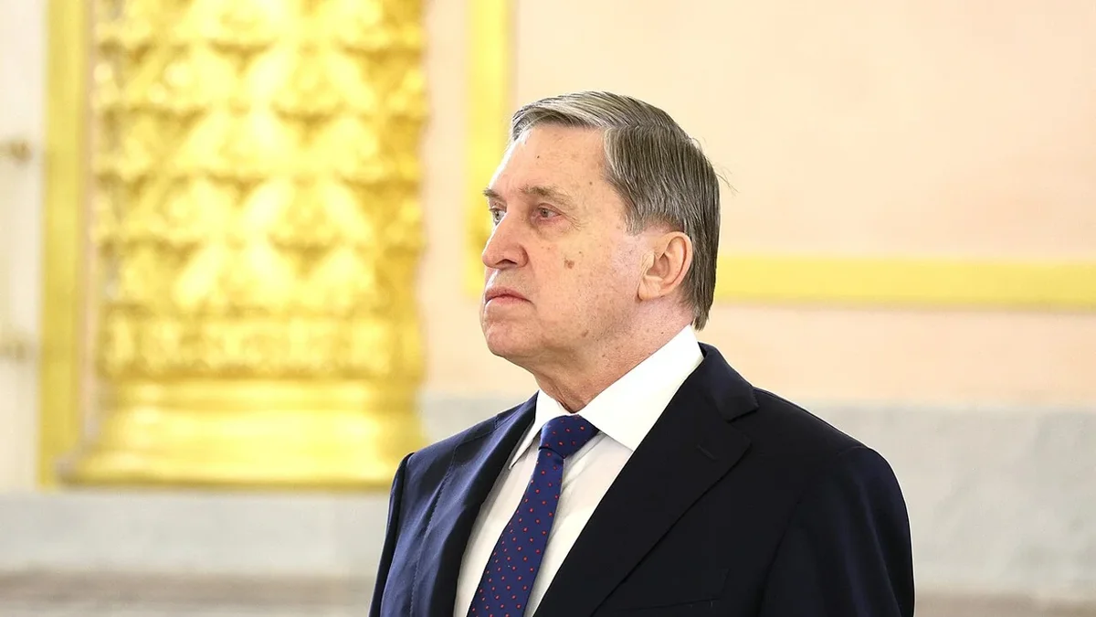 По словам помощника российского лидера, прекращение конфликта возможно лишь после вывода украинских войск из Донбасса; при этом контакты со США по урегулированию остаются активными. Владимир Путин готов встретиться с Зеленским при условии окончательных договорённостей о мирном договоре.
