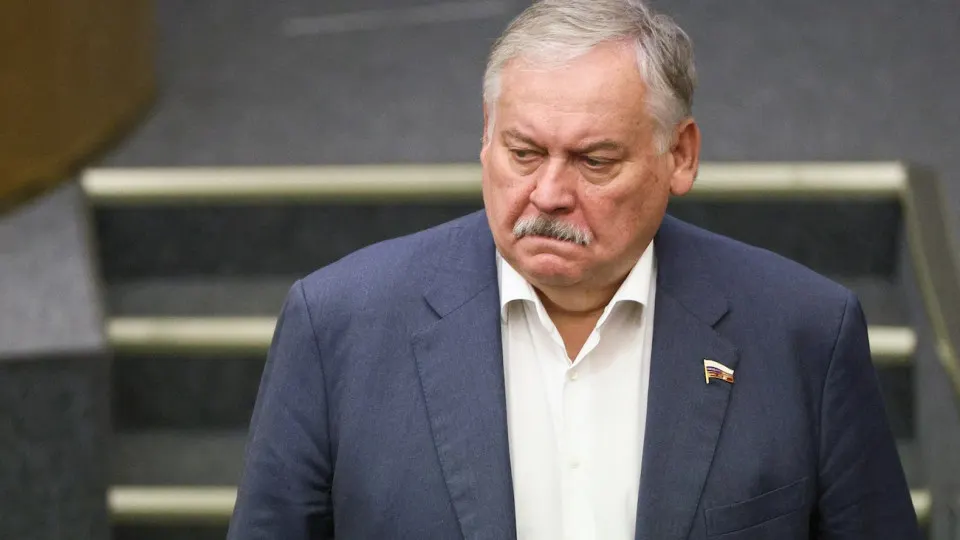 Первый зампред комитета Госдумы Константин Затулин заявил, что Латвия и Эстония нарушили обещания о правах русскоязычного населения и ввели статус «неграждан». Его слова прозвучали на фоне законопроекта, разрешающего применение войск за рубежом для защиты россиян, а также после предупреждений западных разведок и аналитиков о нарастающей напряжённости.