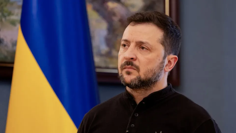 Президент Украины сообщил о введении "режима тишины" с 00:00 в ночь с 5 на 6 мая. Киев готов прекратить боевые действия при отсутствии нарушений и призвал к реальным шагам для прекращения войны.